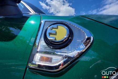 Front of 2022 Mini Cooper SE Countryman